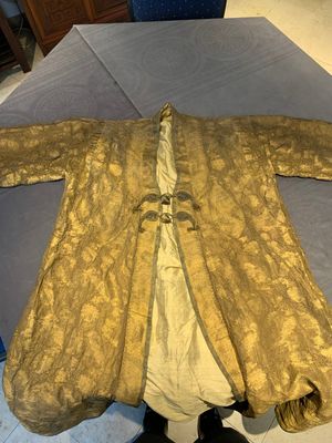 An Ottoman gold-thread-embroidered silk kaftan, probably 18th C. — photo 1