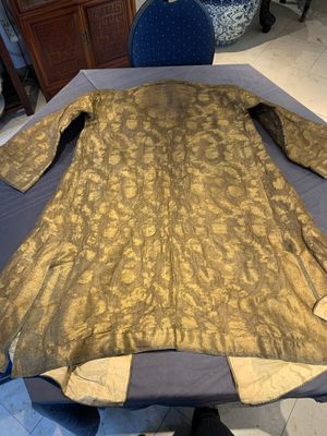 An Ottoman gold-thread-embroidered silk kaftan, probably 18th C. — photo 18