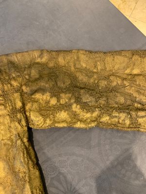 An Ottoman gold-thread-embroidered silk kaftan, probably 18th C. — photo 3