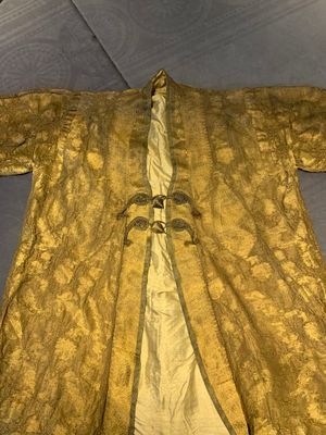 An Ottoman gold-thread-embroidered silk kaftan, probably 18th C. — photo 4