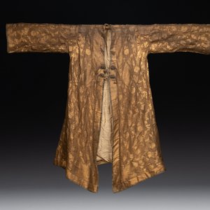 An Ottoman gold-thread-embroidered silk kaftan, probably 18th C. — photo 1