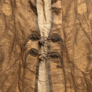 An Ottoman gold-thread-embroidered silk kaftan, probably 18th C. — photo 3