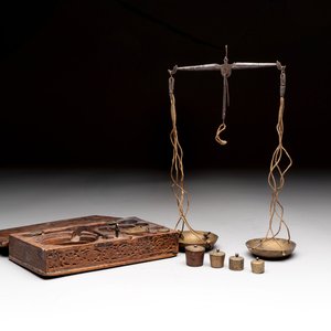 An Ottoman jewellery scale with a wooden box with brass weights, 18/19th C. — foto 1