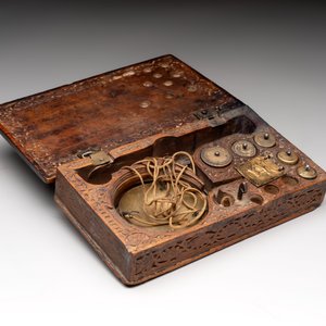 An Ottoman jewellery scale with a wooden box with brass weights, 18/19th C. — foto 2