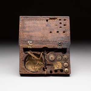 An Ottoman jewellery scale with a wooden box with brass weights, 18/19th C. — foto 4