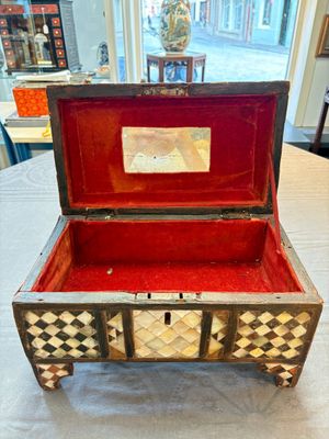An Ottoman mother-of-pearl and tortoiseshell-inlaid casket, 19th C. — 照片 7