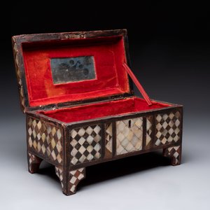 An Ottoman mother-of-pearl and tortoiseshell-inlaid casket, 19th C. — 照片 2