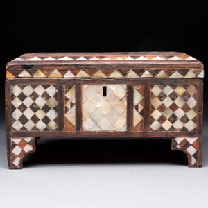 An Ottoman mother-of-pearl and tortoiseshell-inlaid casket, 19th C. — 照片 3