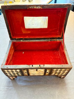 An Ottoman mother-of-pearl and tortoiseshell-inlaid casket, 19th C. — 照片 9