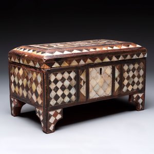 An Ottoman mother-of-pearl and tortoiseshell-inlaid casket, 19th C. — 照片 1
