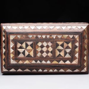 An Ottoman mother-of-pearl and tortoiseshell-inlaid casket, 19th C. — 照片 7