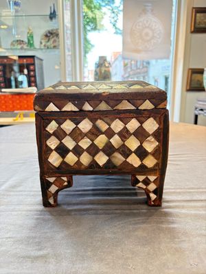 An Ottoman mother-of-pearl and tortoiseshell-inlaid casket, 19th C. — photo 4