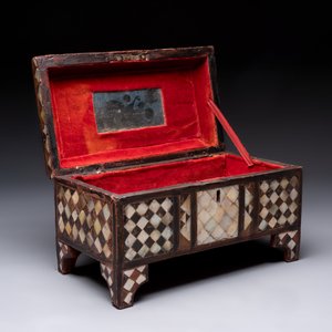An Ottoman mother-of-pearl and tortoiseshell-inlaid casket, 19th C. — photo 2