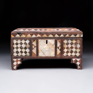 An Ottoman mother-of-pearl and tortoiseshell-inlaid casket, 19th C. — photo 3
