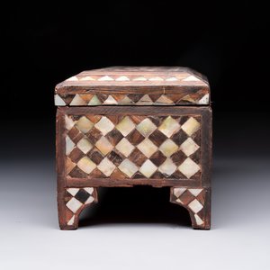 An Ottoman mother-of-pearl and tortoiseshell-inlaid casket, 19th C. — photo 4