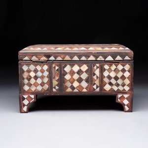 An Ottoman mother-of-pearl and tortoiseshell-inlaid casket, 19th C. — photo 5