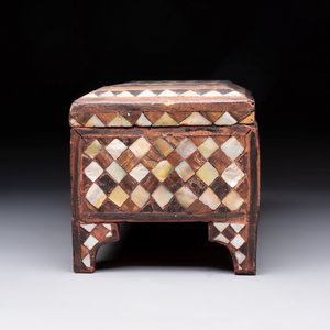 An Ottoman mother-of-pearl and tortoiseshell-inlaid casket, 19th C. — photo 6