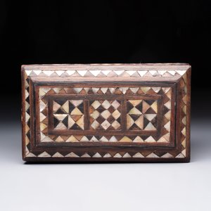 An Ottoman mother-of-pearl and tortoiseshell-inlaid casket, 19th C. — photo 7