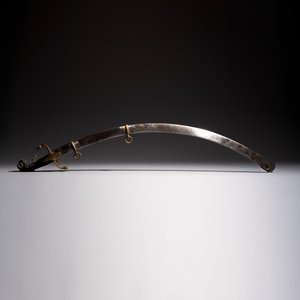 An Ottoman officer's engraved shamshir-type sabre with a gilt-bronze and wooden hilt, Turkey, 19th C. — photo 3