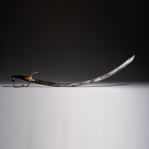 An Ottoman officer's engraved shamshir-type sabre with a gilt-bronze and wooden hilt, Turkey, 19th C. — photo 4