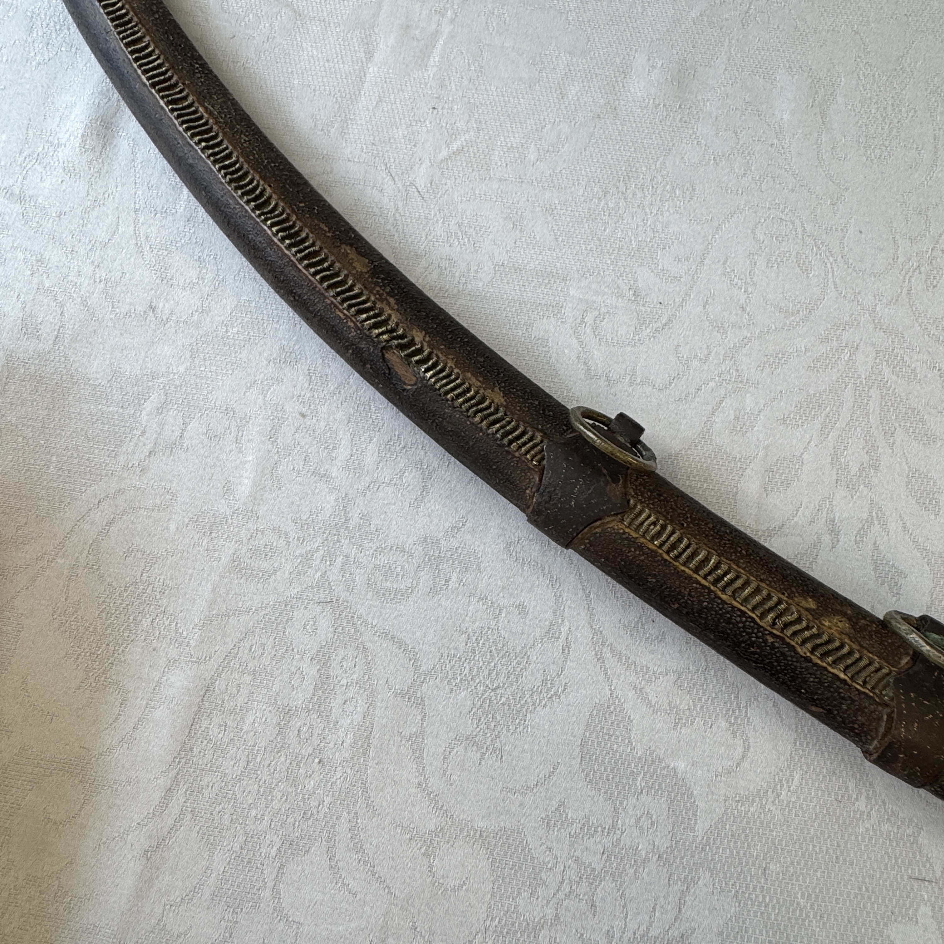 An Ottoman shamshir-type sabre with gilt-iron-mounted scabbard and horn hilt — 照片 4