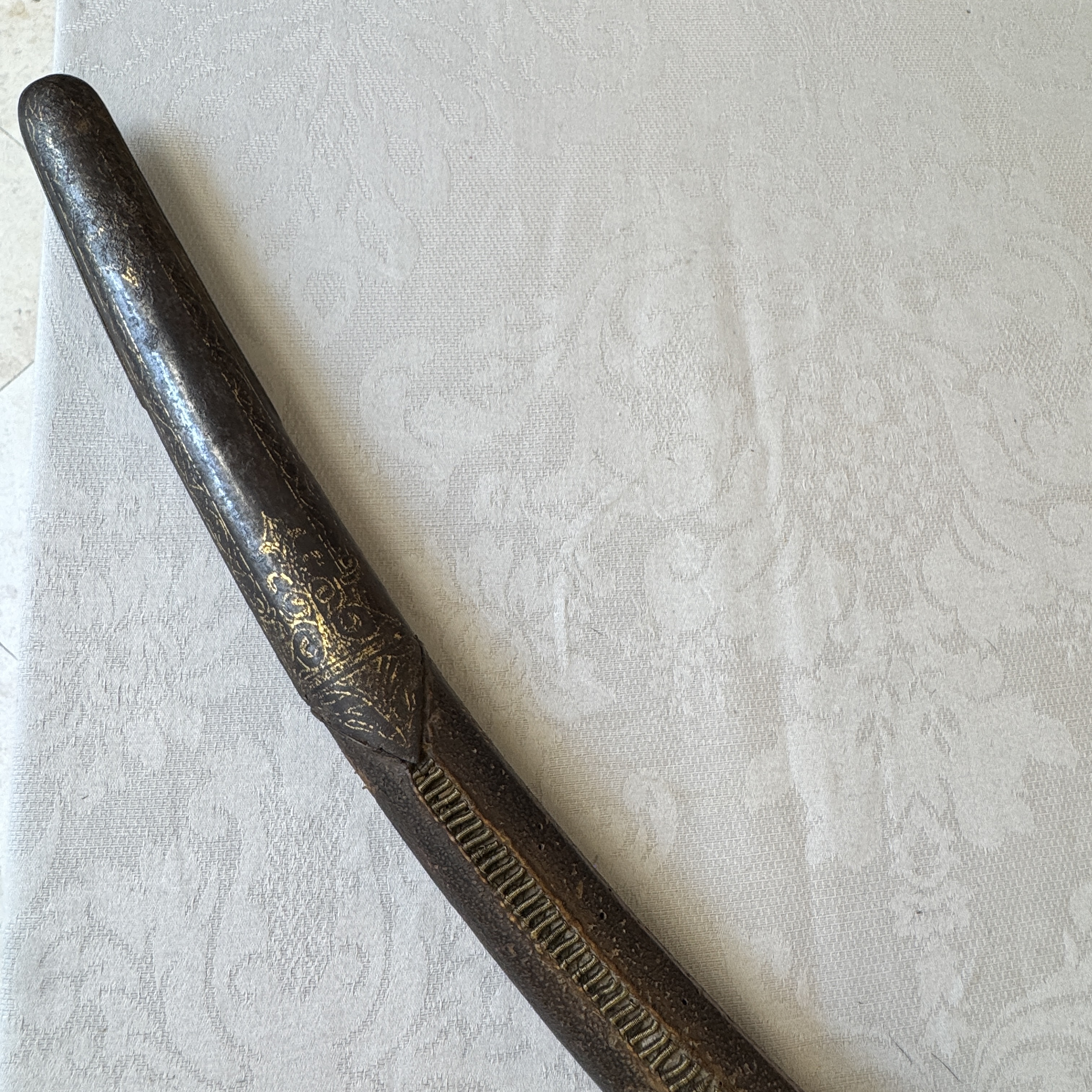 An Ottoman shamshir-type sabre with gilt-iron-mounted scabbard and horn hilt — 照片 6
