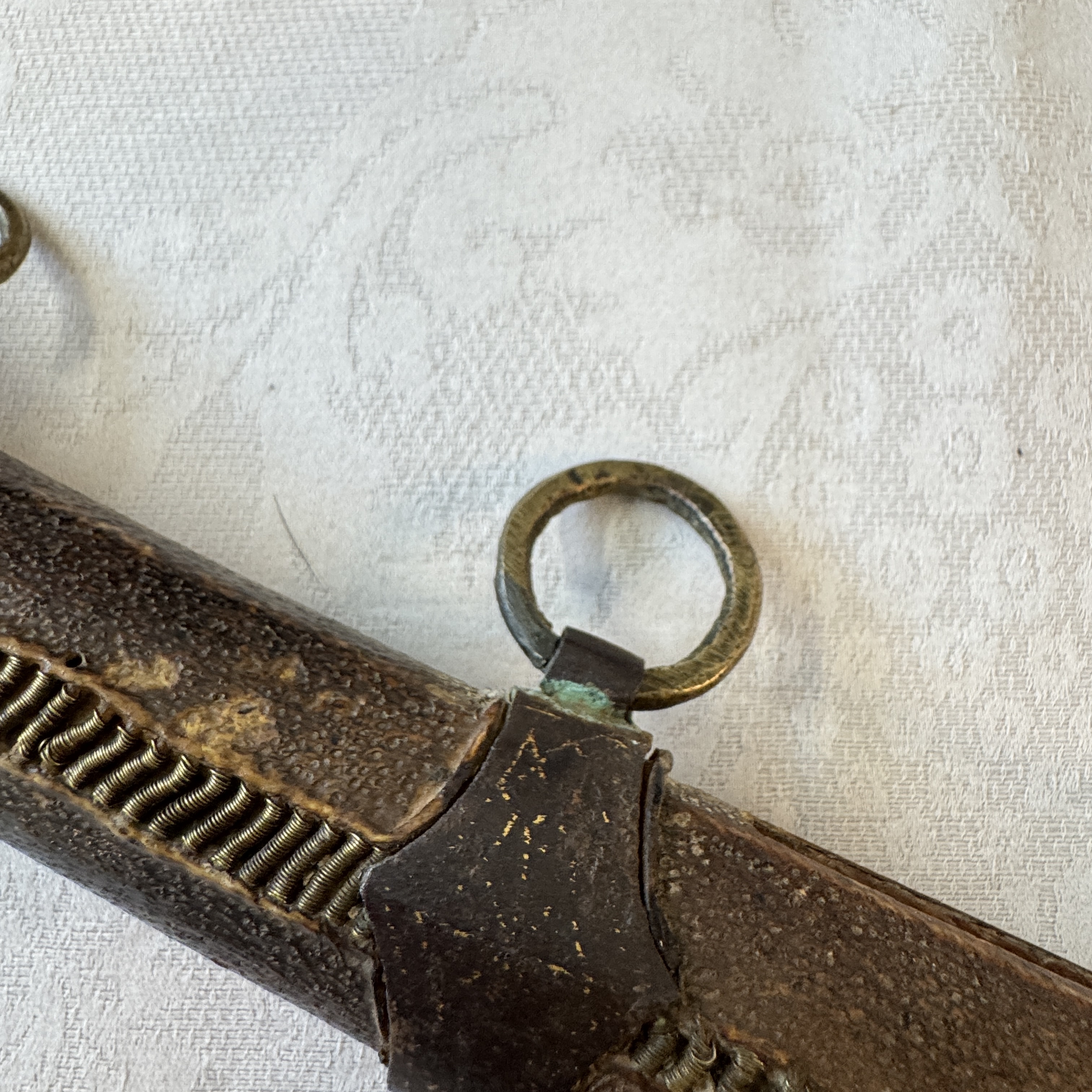 An Ottoman shamshir-type sabre with gilt-iron-mounted scabbard and horn hilt — 照片 7