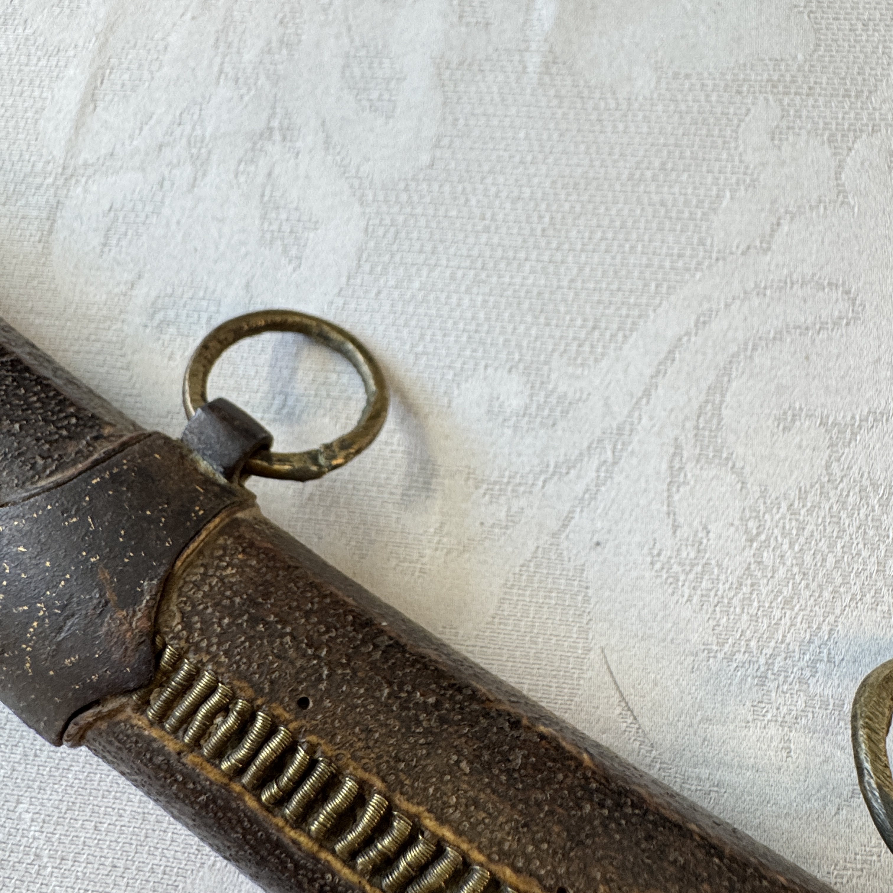 An Ottoman shamshir-type sabre with gilt-iron-mounted scabbard and horn hilt — 照片 8