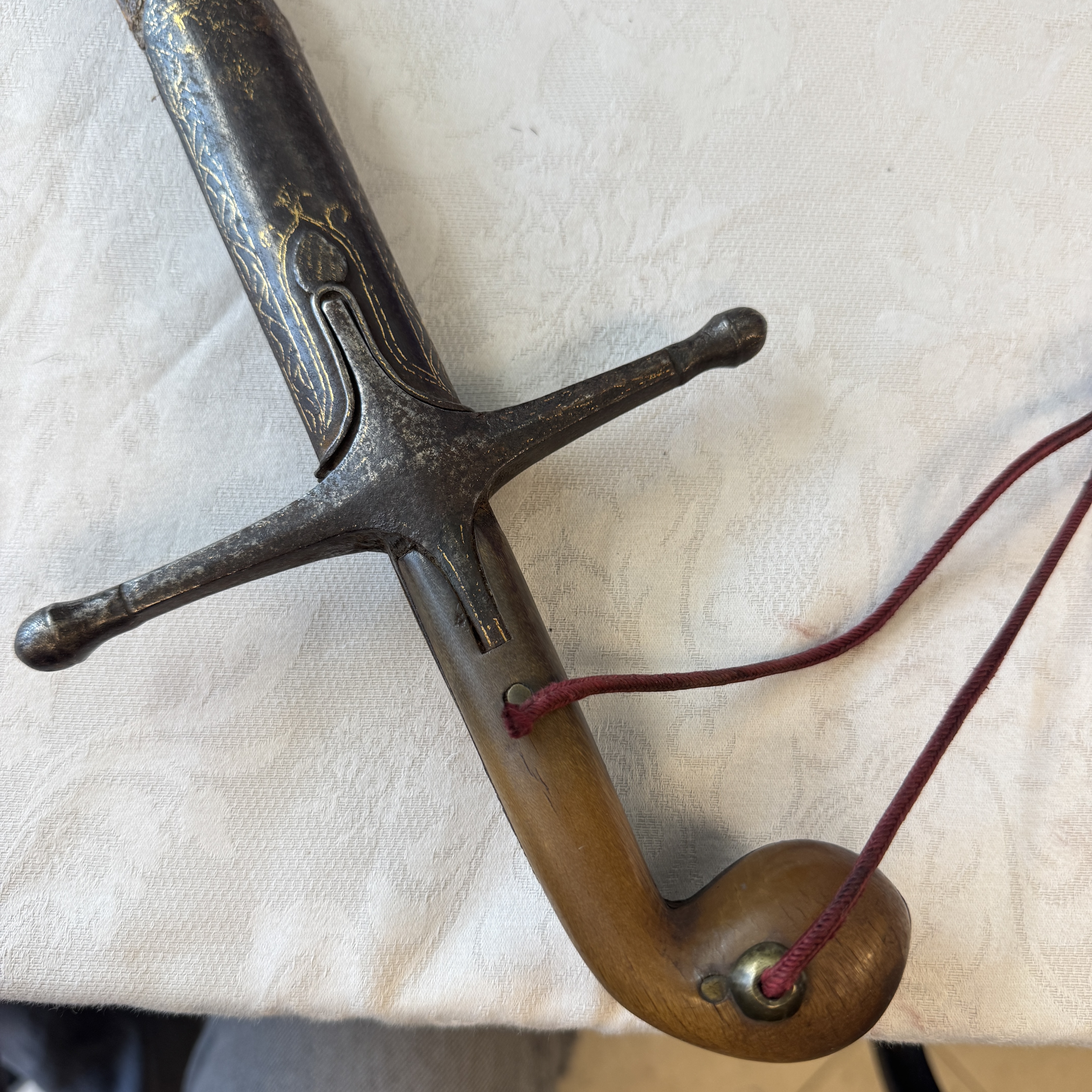 An Ottoman shamshir-type sabre with gilt-iron-mounted scabbard and horn hilt — 照片 9