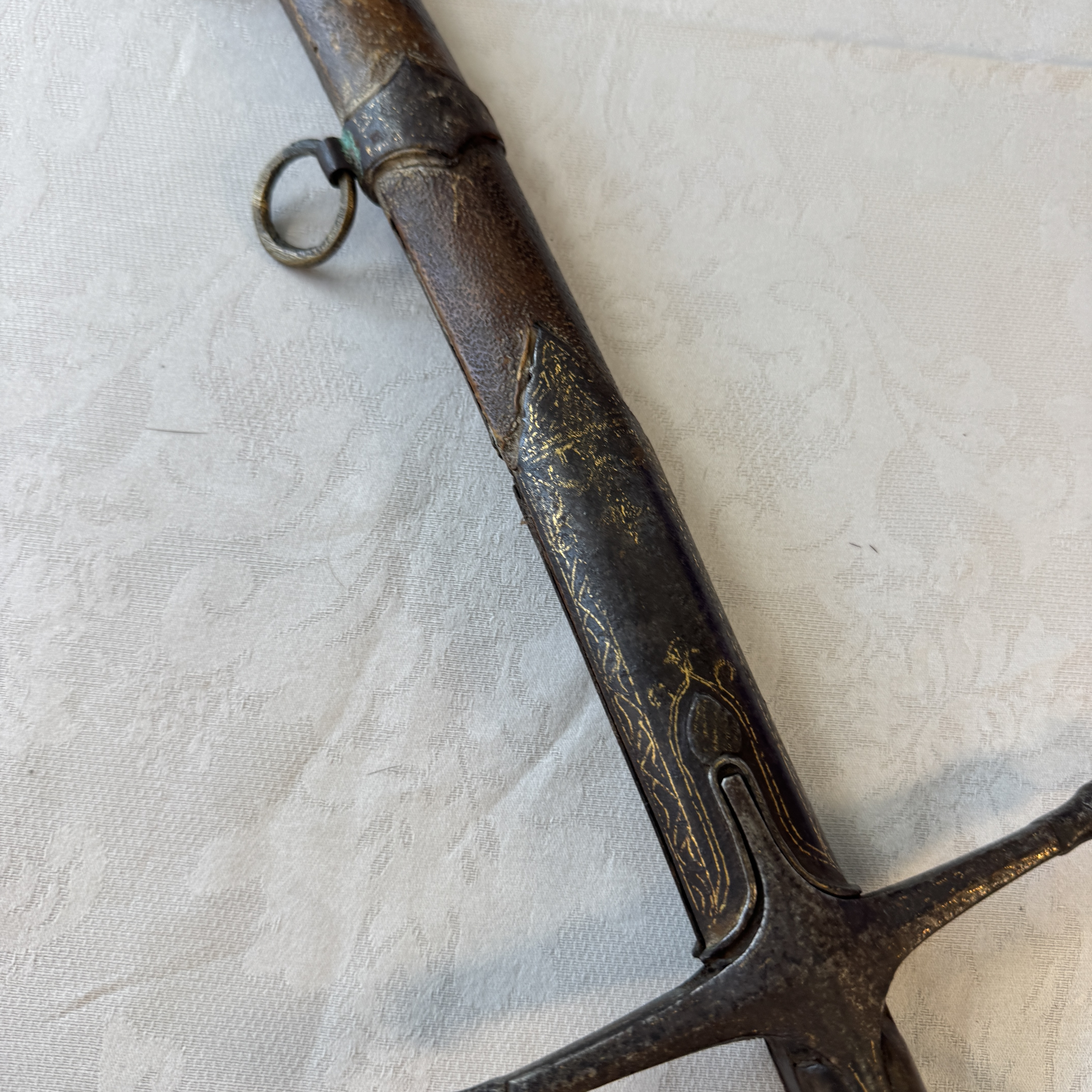 An Ottoman shamshir-type sabre with gilt-iron-mounted scabbard and horn hilt — 照片 10