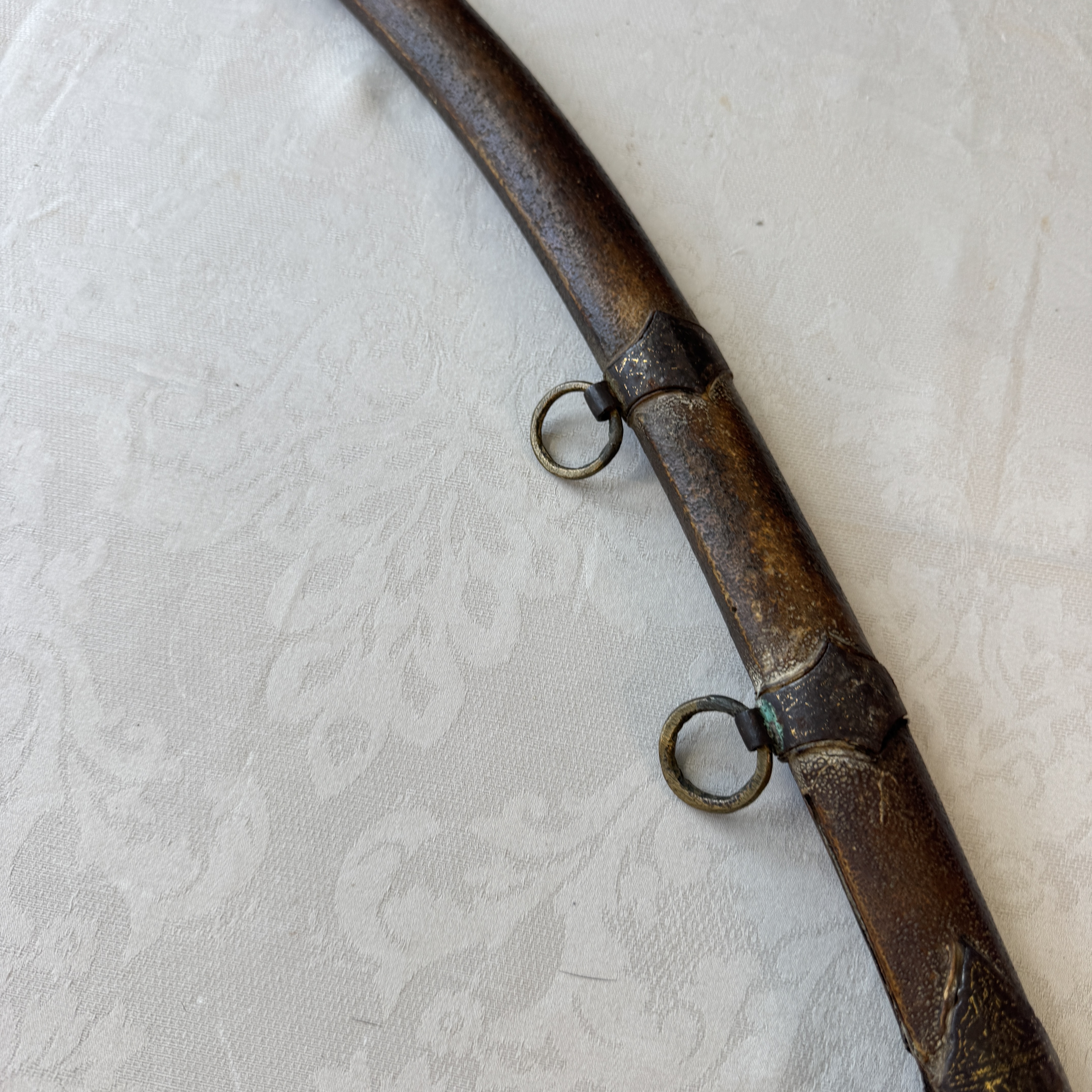 An Ottoman shamshir-type sabre with gilt-iron-mounted scabbard and horn hilt — 照片 11