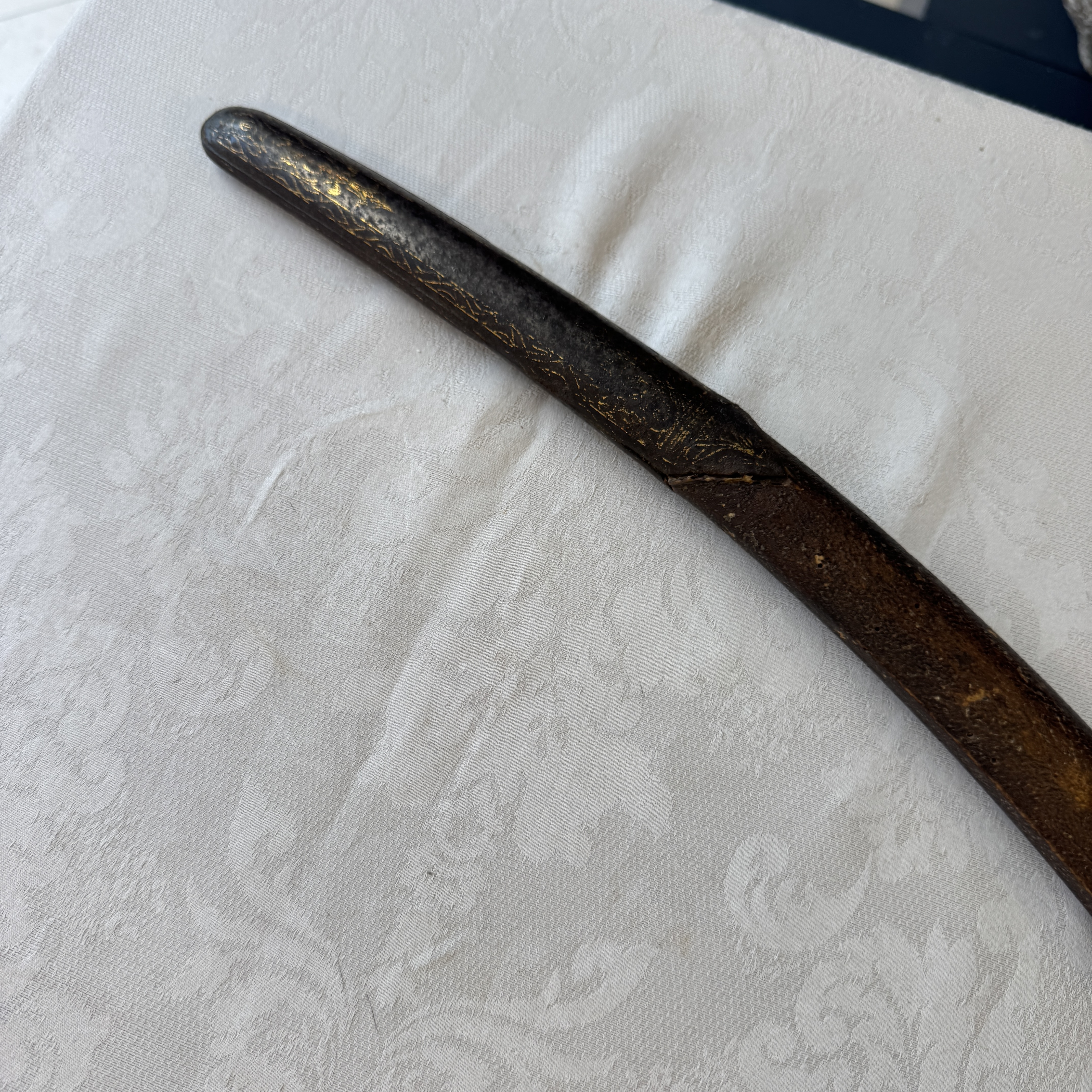 An Ottoman shamshir-type sabre with gilt-iron-mounted scabbard and horn hilt — 照片 13