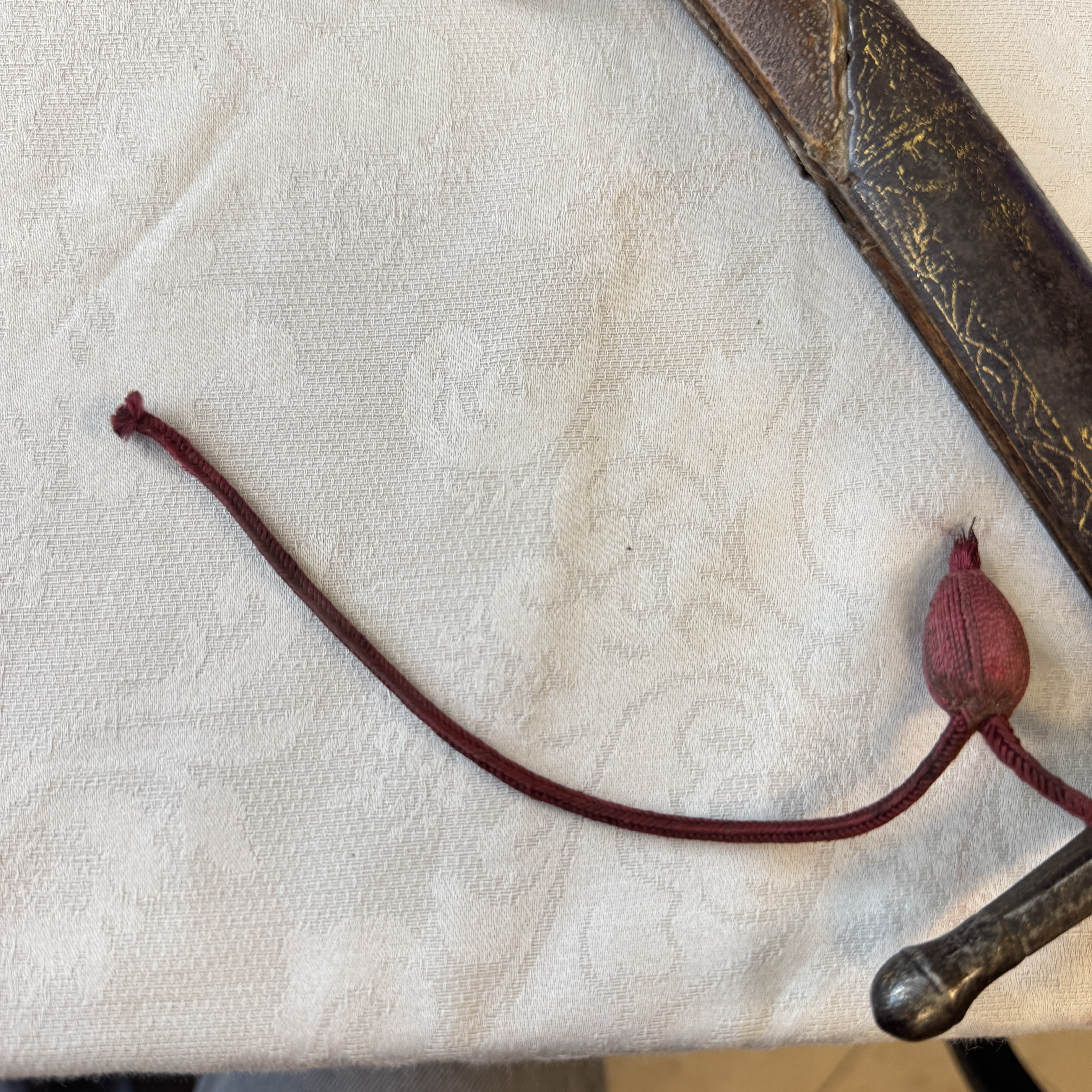 An Ottoman shamshir-type sabre with gilt-iron-mounted scabbard and horn hilt — 照片 14