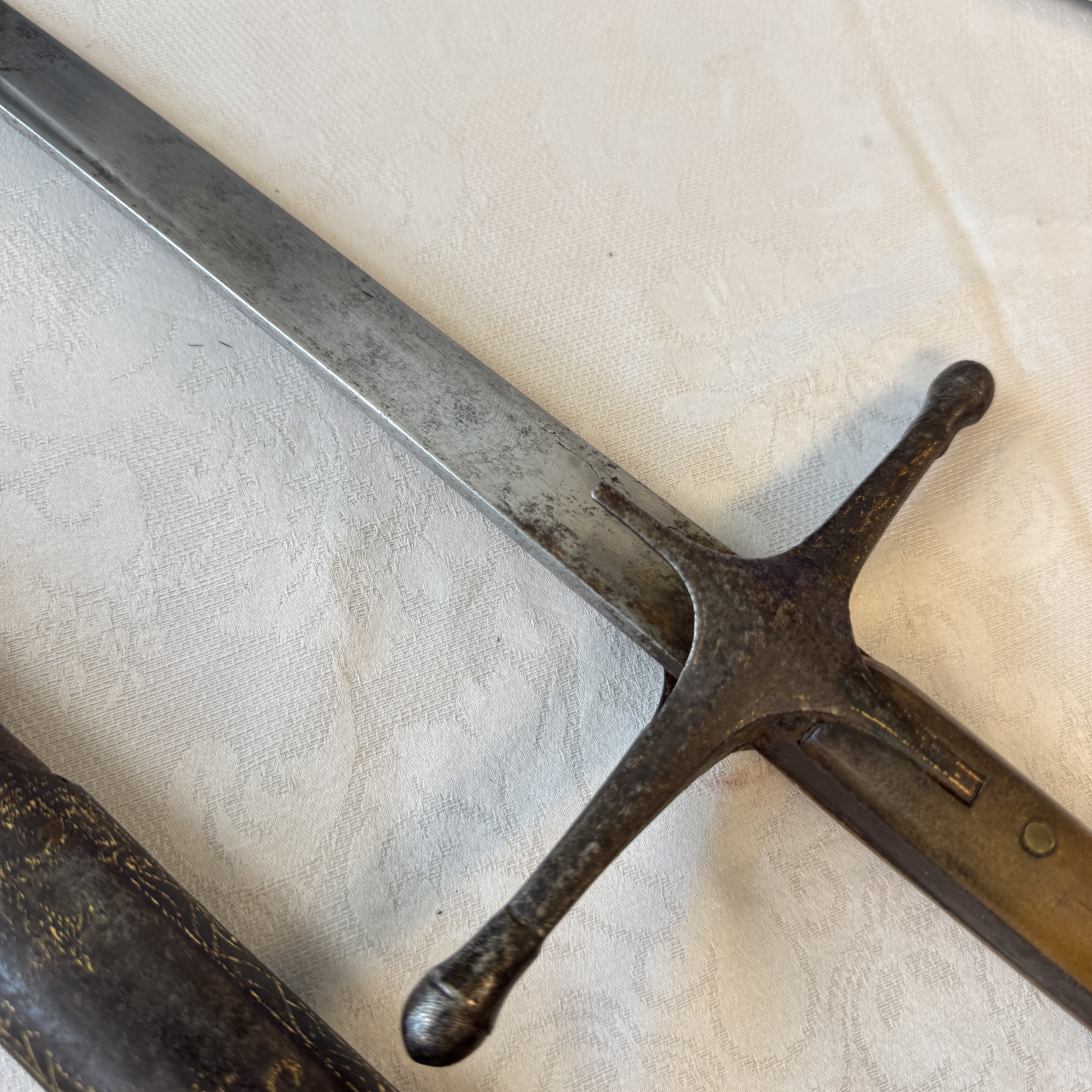 An Ottoman shamshir-type sabre with gilt-iron-mounted scabbard and horn hilt — 照片 15