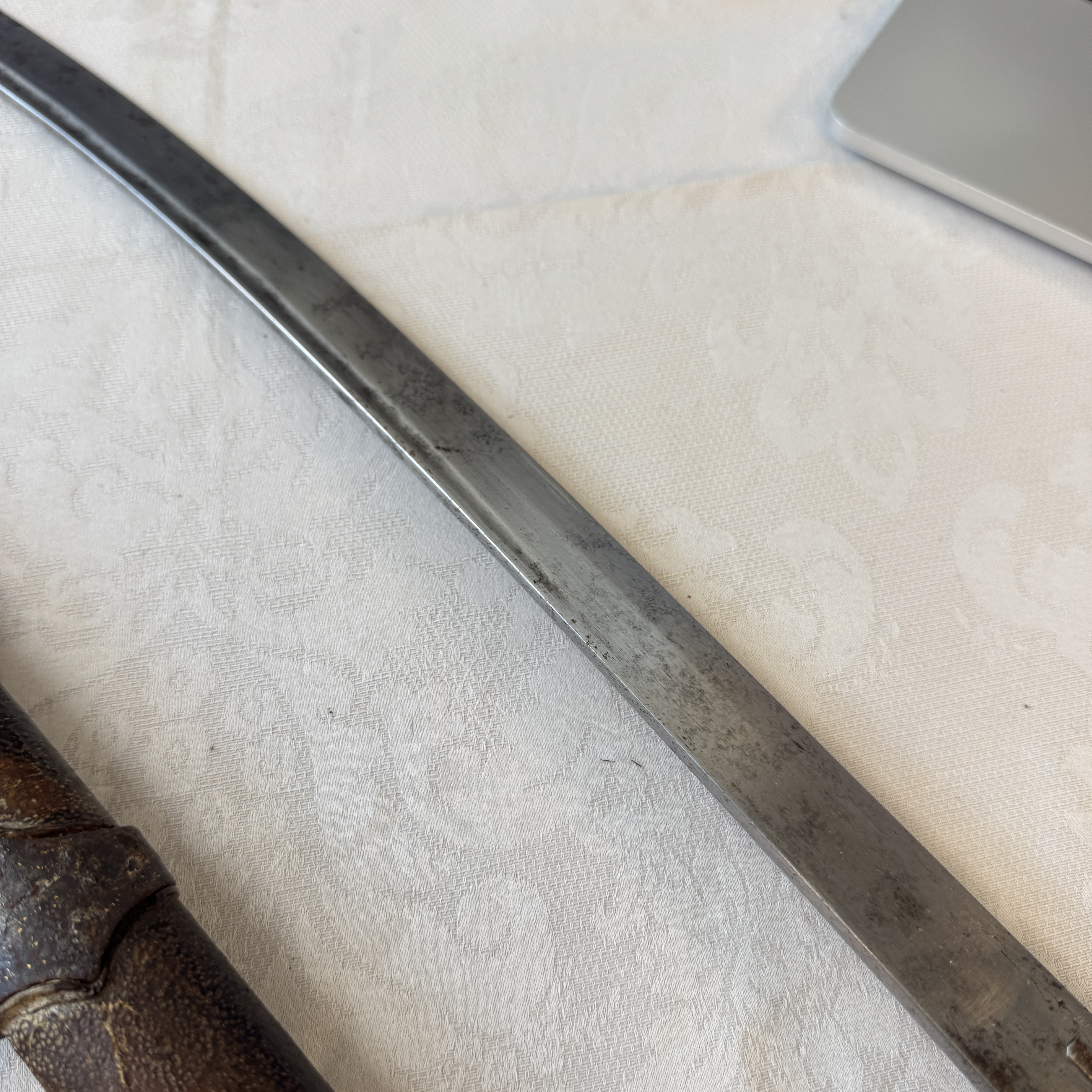 An Ottoman shamshir-type sabre with gilt-iron-mounted scabbard and horn hilt — 照片 16
