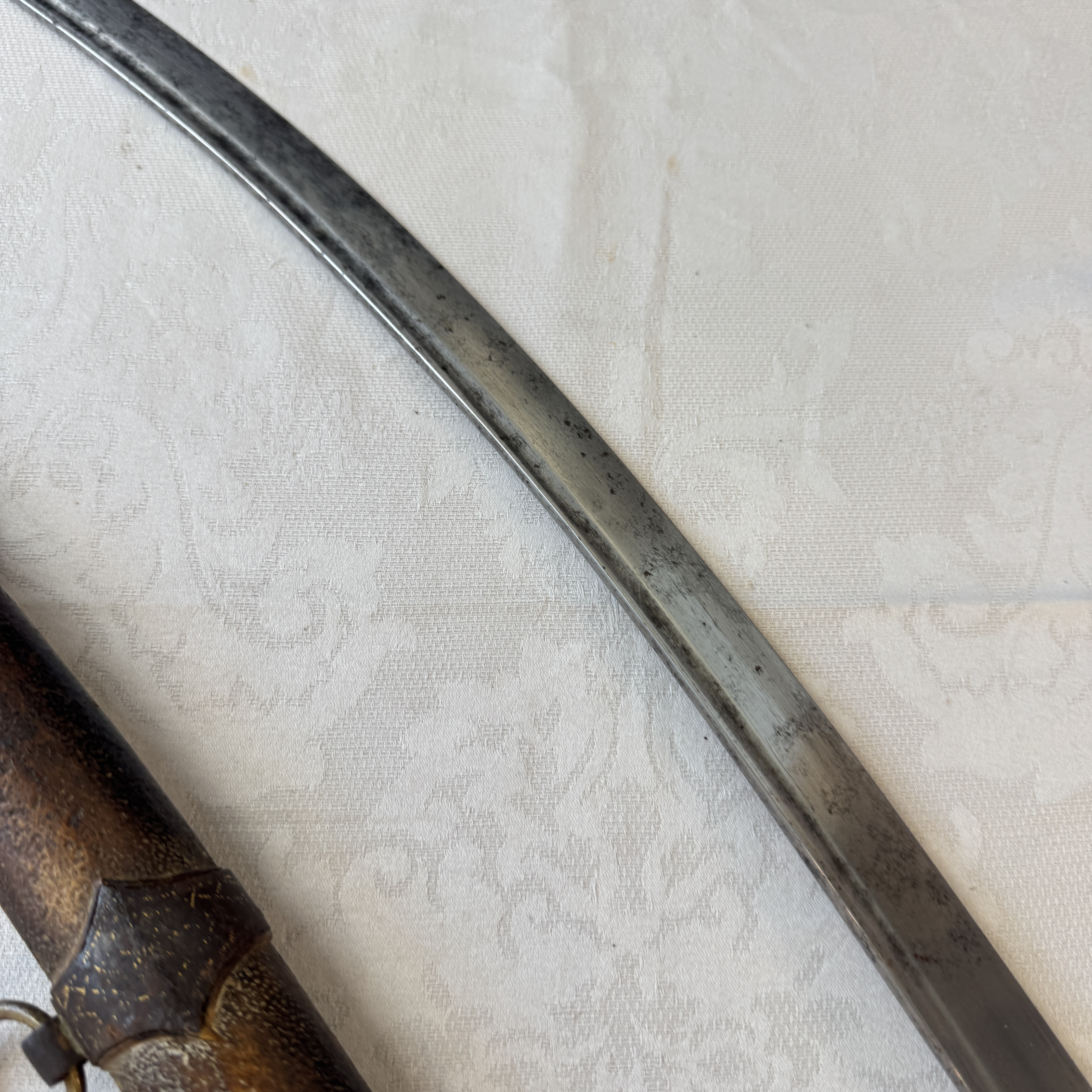 An Ottoman shamshir-type sabre with gilt-iron-mounted scabbard and horn hilt — 照片 17