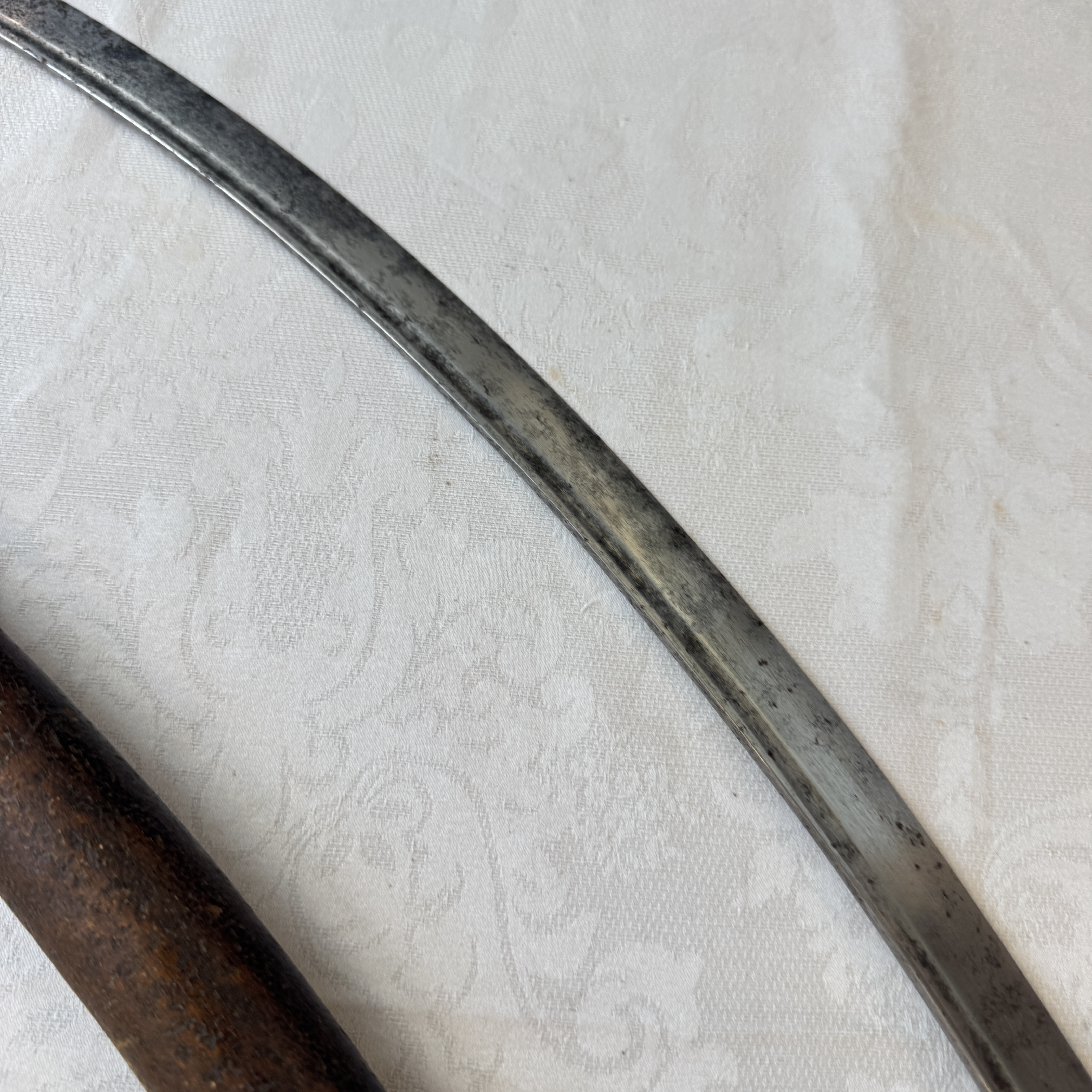 An Ottoman shamshir-type sabre with gilt-iron-mounted scabbard and horn hilt — 照片 18