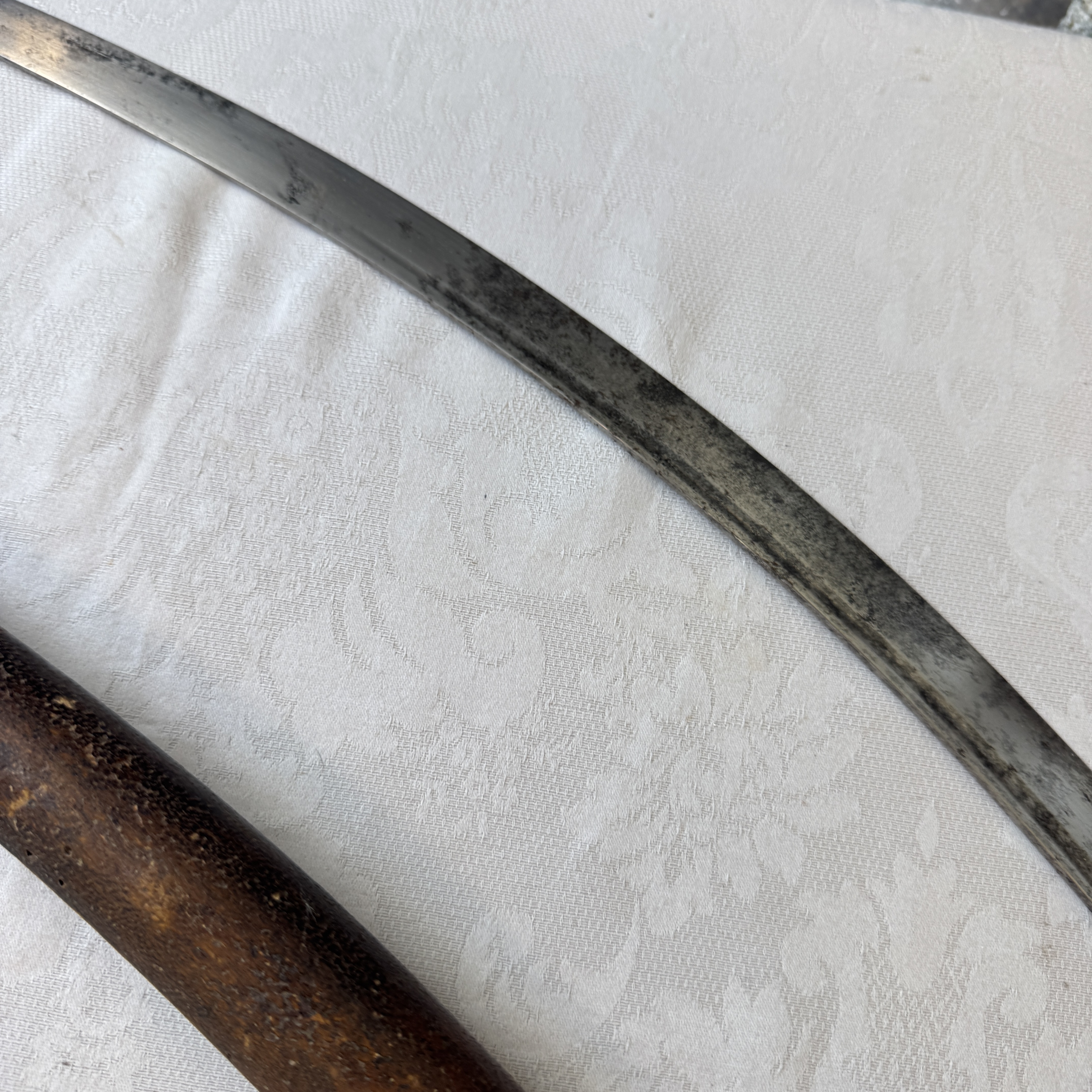 An Ottoman shamshir-type sabre with gilt-iron-mounted scabbard and horn hilt — 照片 19