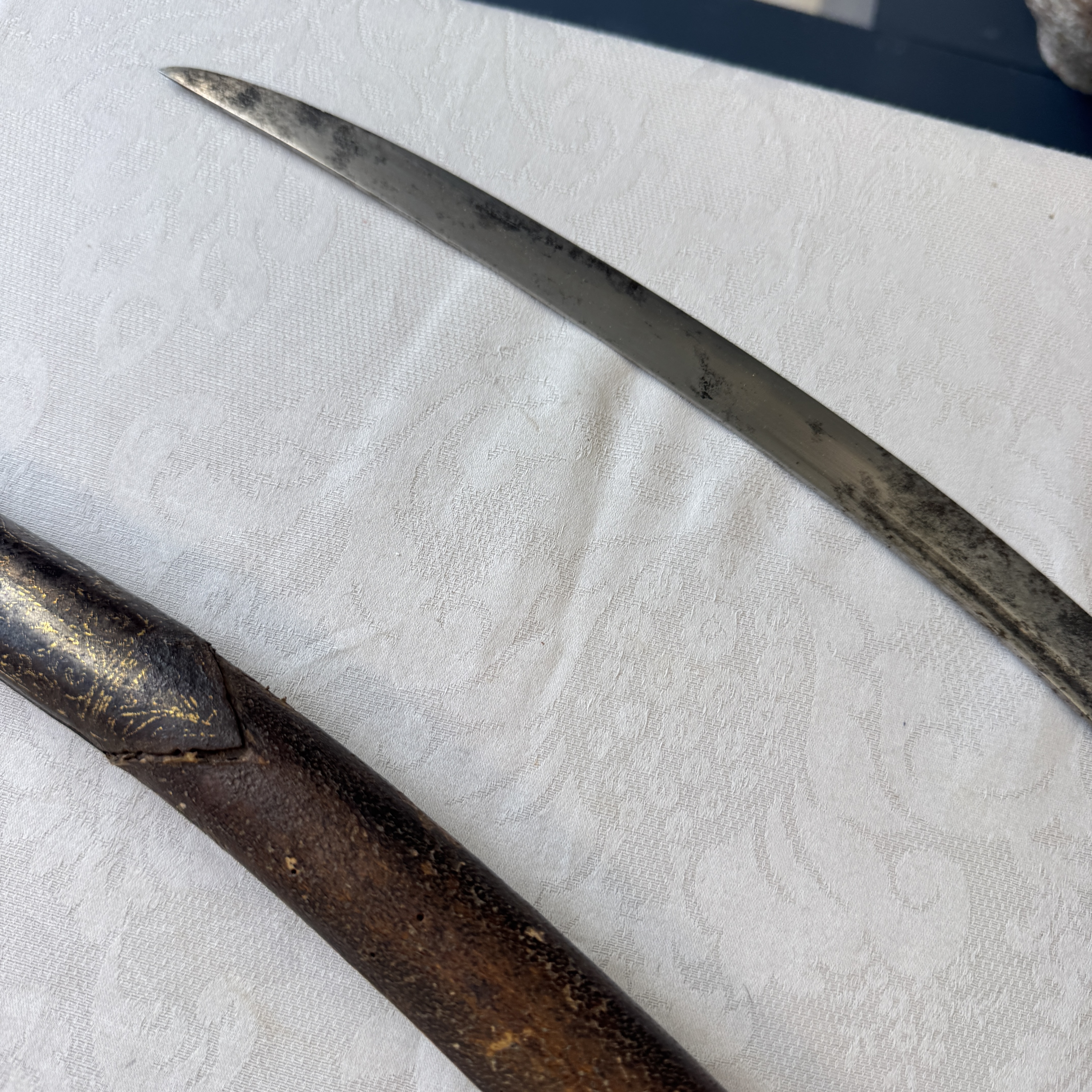 An Ottoman shamshir-type sabre with gilt-iron-mounted scabbard and horn hilt — 照片 20