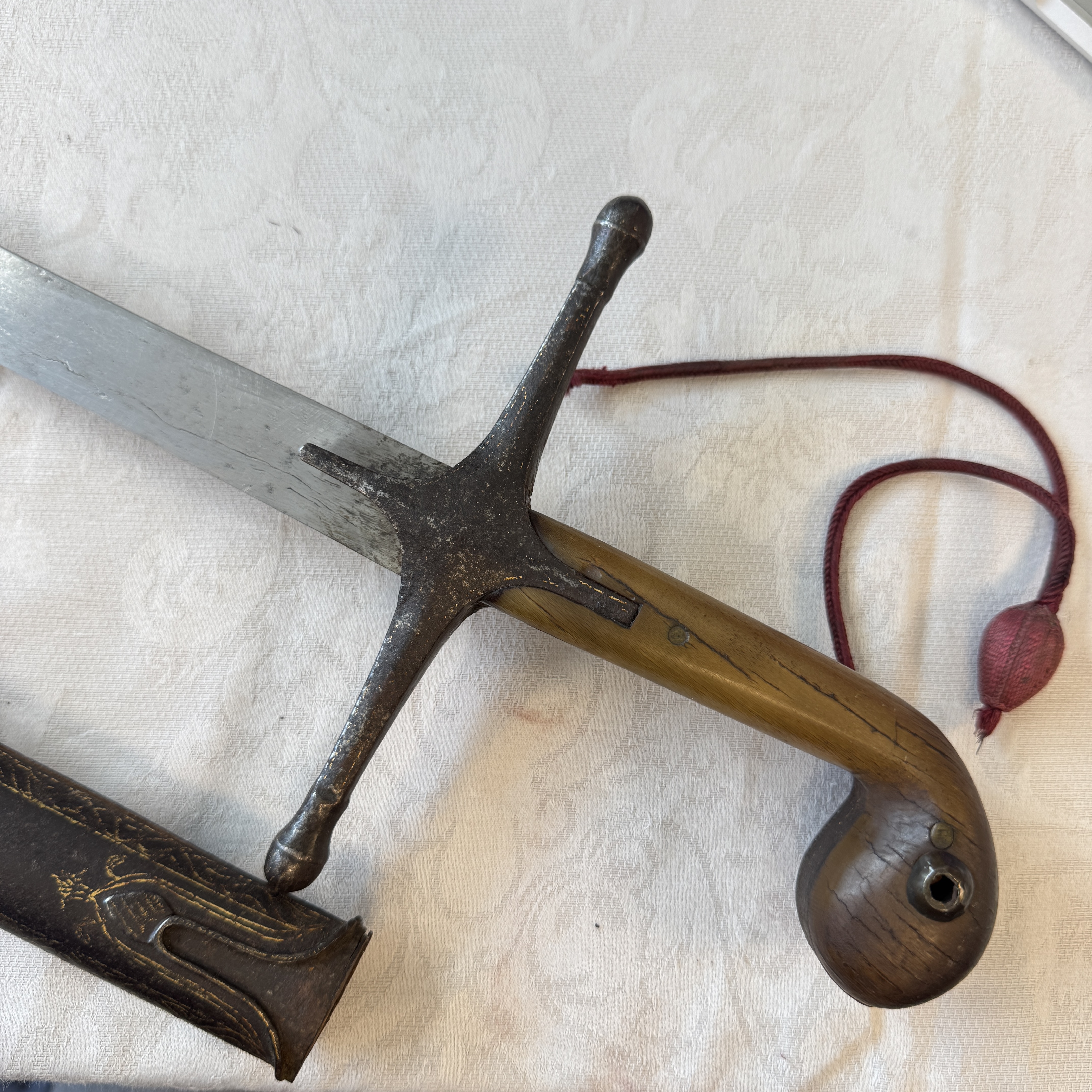 An Ottoman shamshir-type sabre with gilt-iron-mounted scabbard and horn hilt — 照片 21