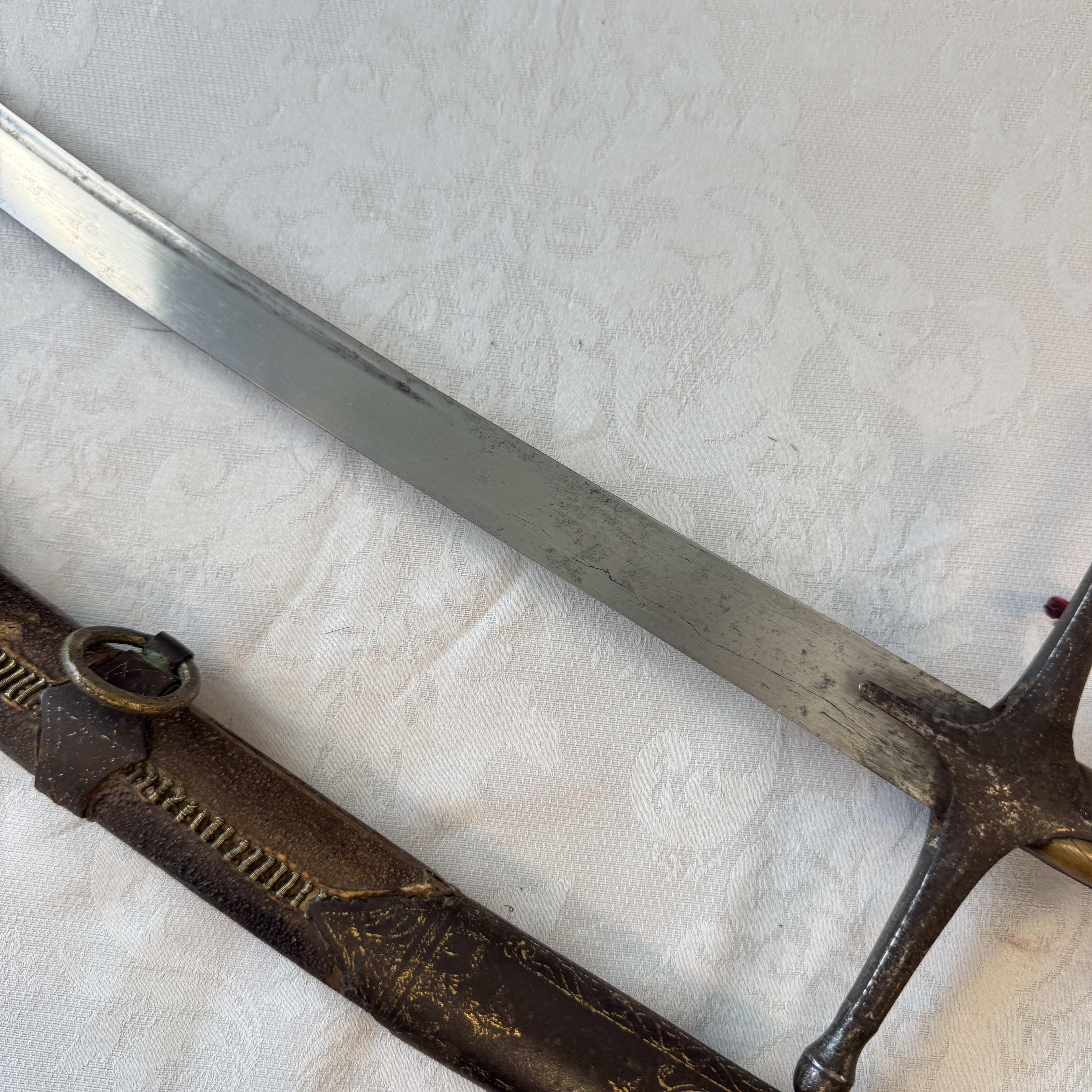 An Ottoman shamshir-type sabre with gilt-iron-mounted scabbard and horn hilt — 照片 22