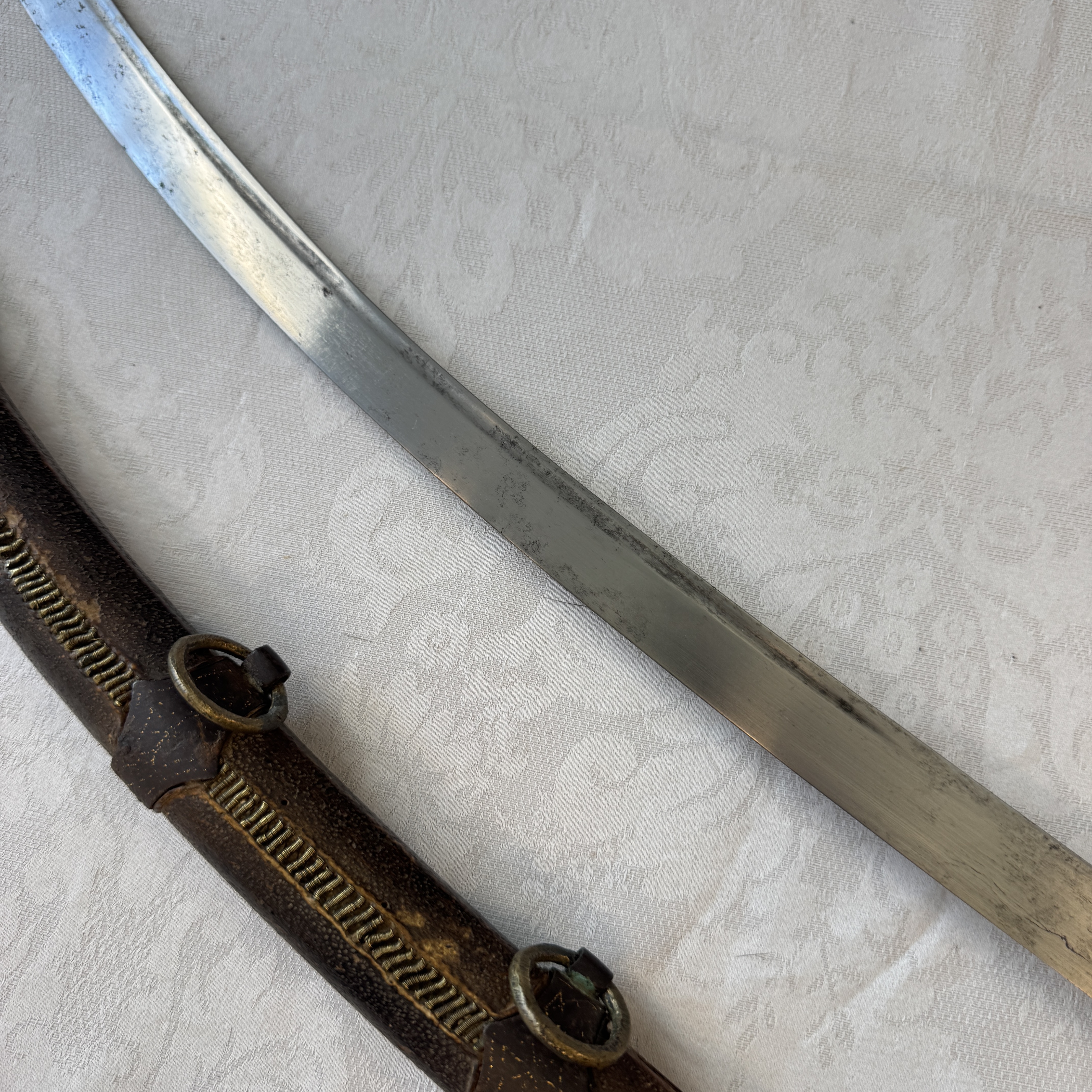 An Ottoman shamshir-type sabre with gilt-iron-mounted scabbard and horn hilt — 照片 23