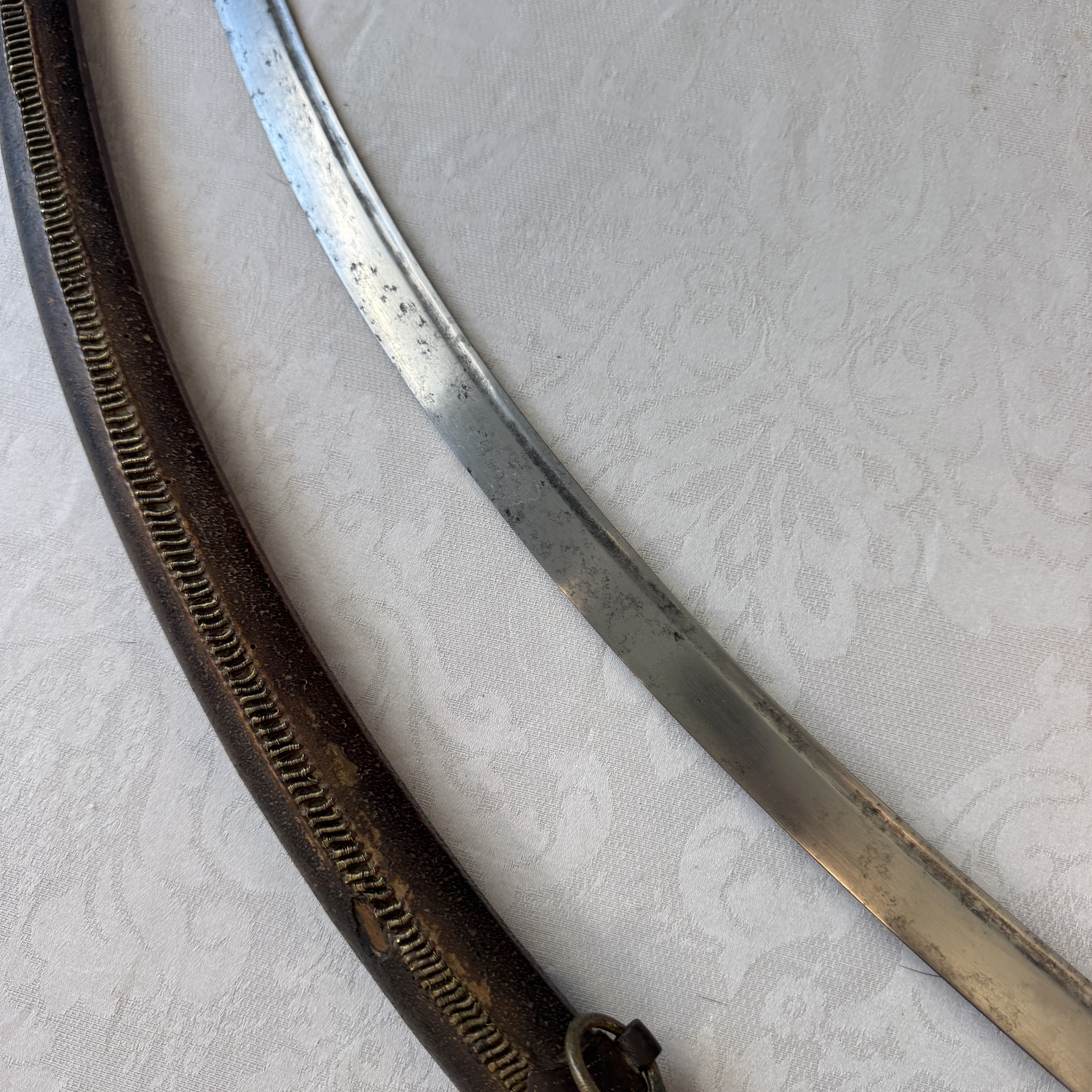 An Ottoman shamshir-type sabre with gilt-iron-mounted scabbard and horn hilt — 照片 24