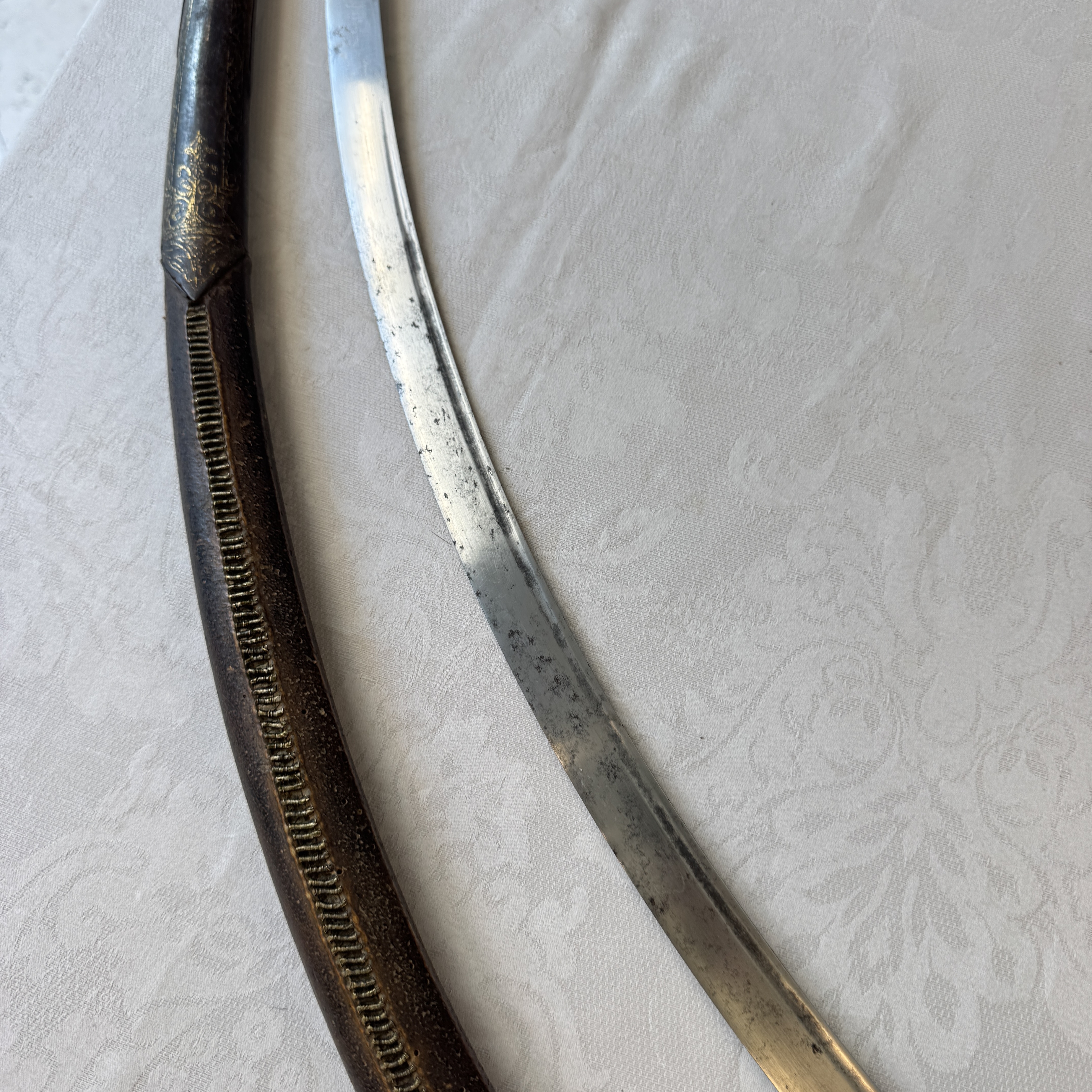 An Ottoman shamshir-type sabre with gilt-iron-mounted scabbard and horn hilt — 照片 25
