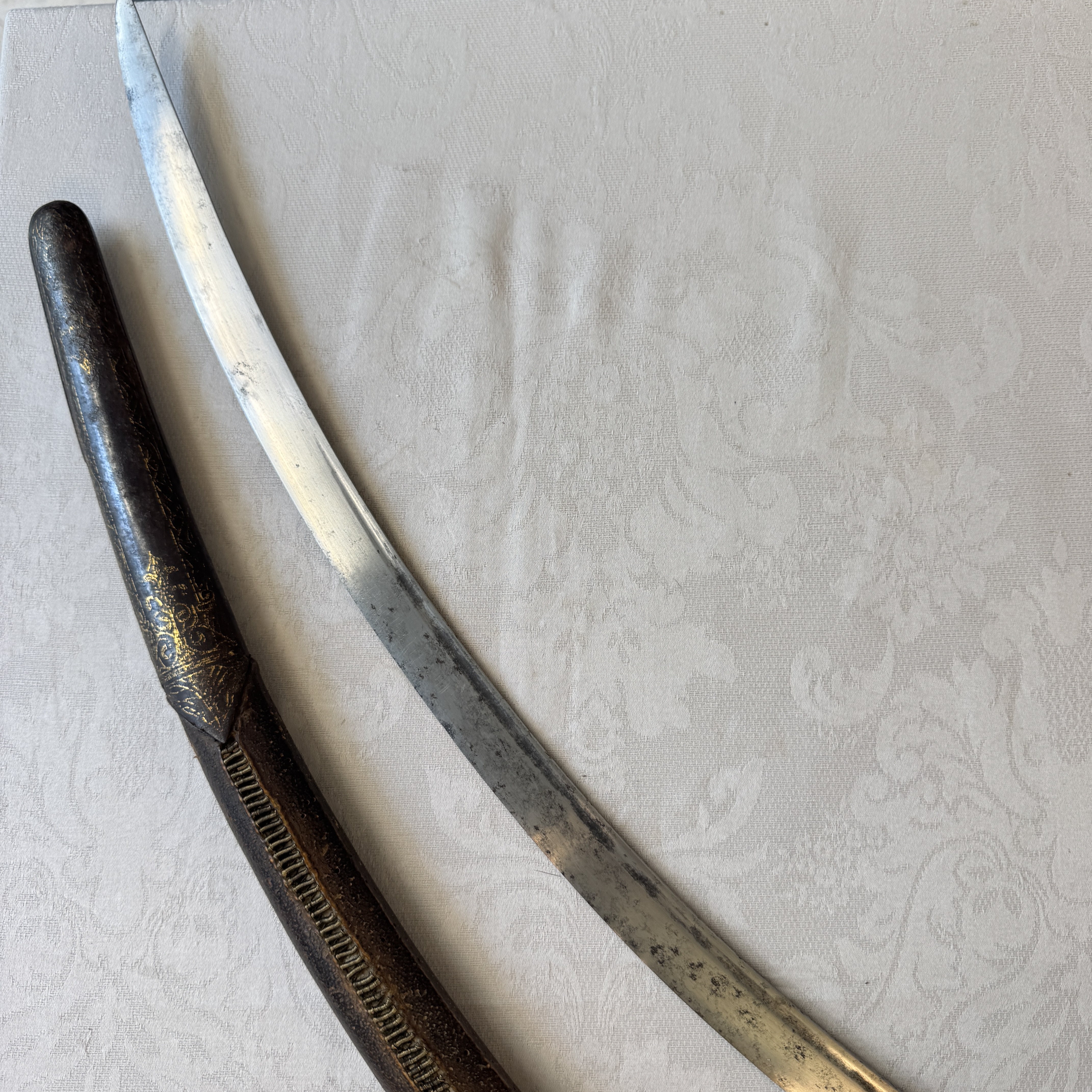 An Ottoman shamshir-type sabre with gilt-iron-mounted scabbard and horn hilt — 照片 26