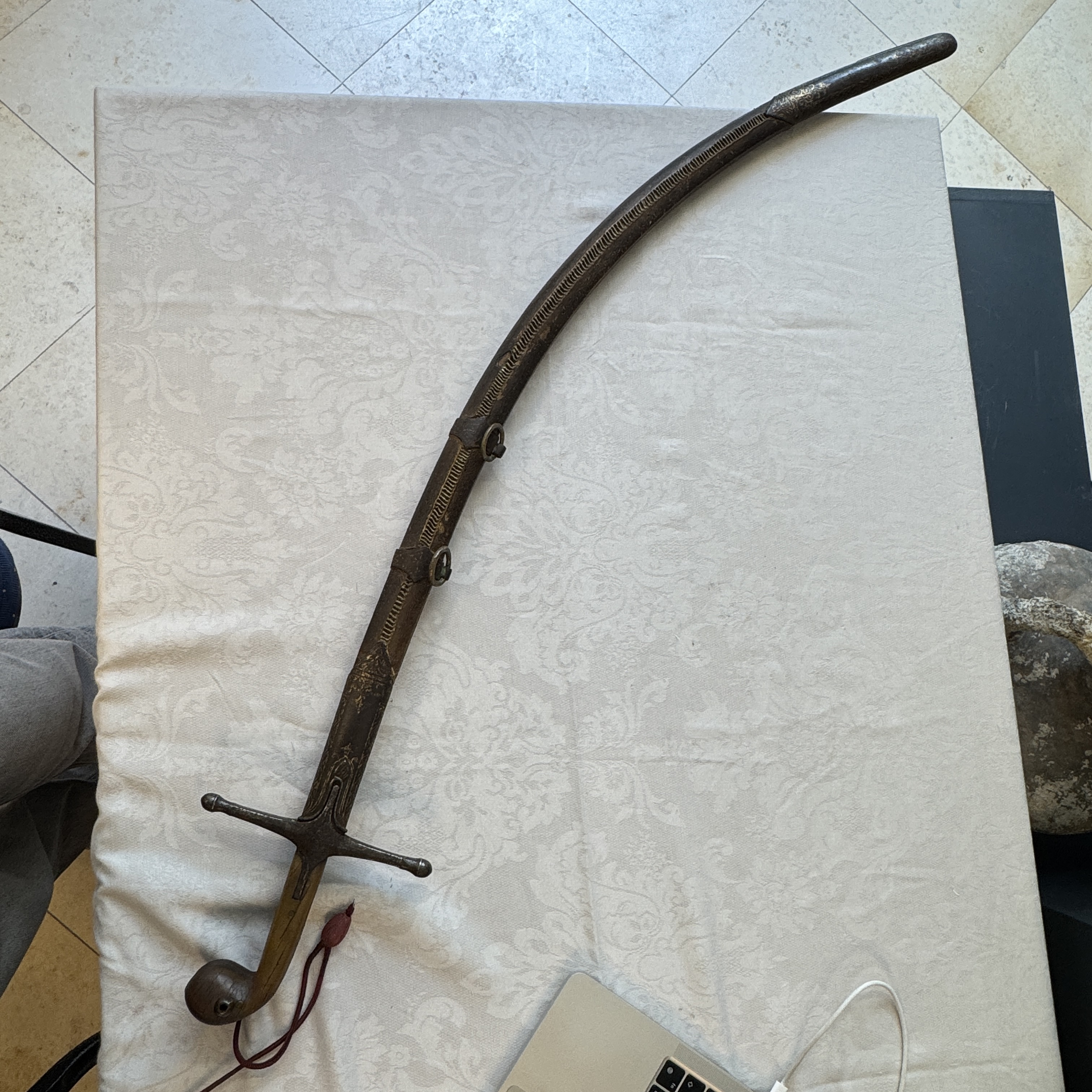 An Ottoman shamshir-type sabre with gilt-iron-mounted scabbard and horn hilt — 照片 1