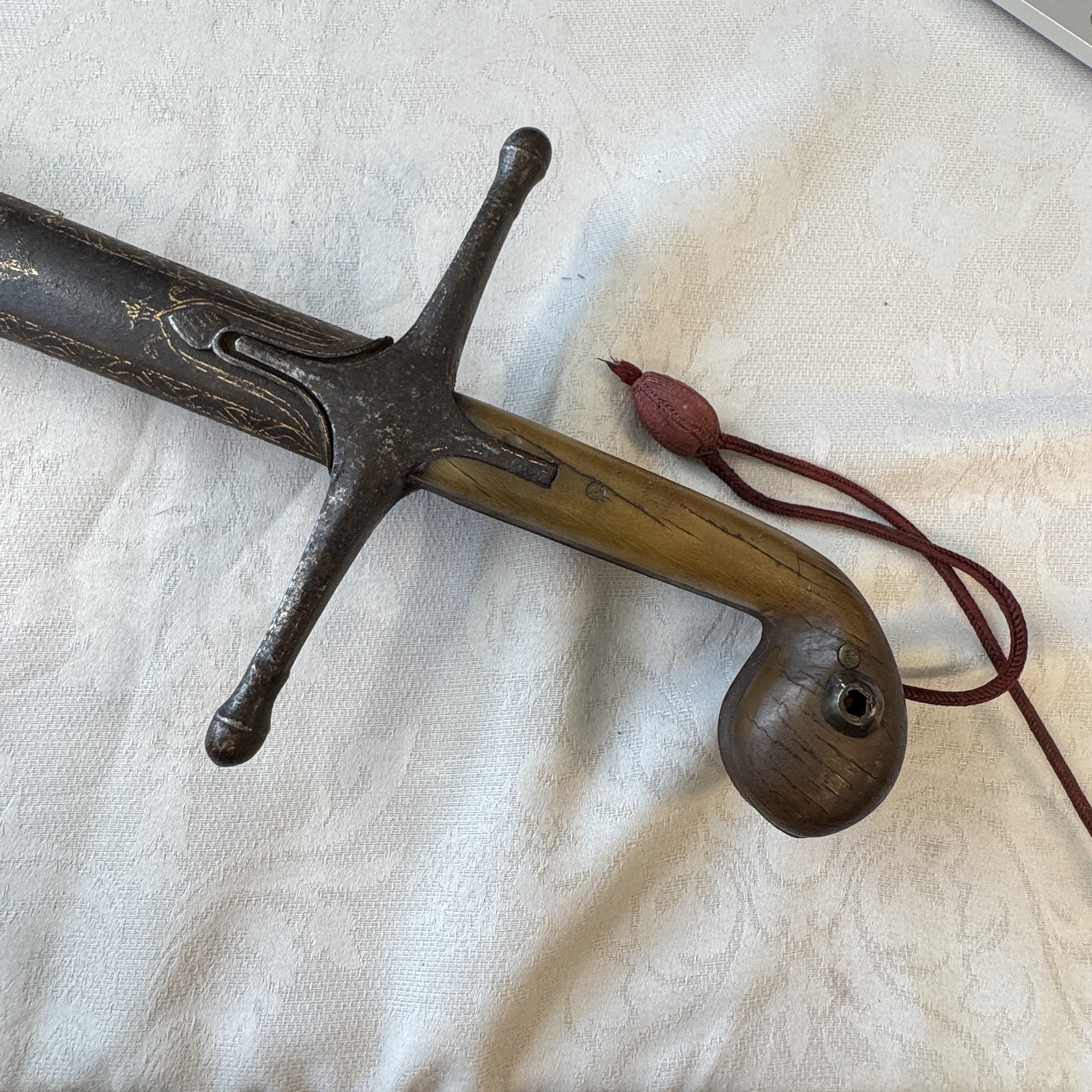 An Ottoman shamshir-type sabre with gilt-iron-mounted scabbard and horn hilt — 照片 2