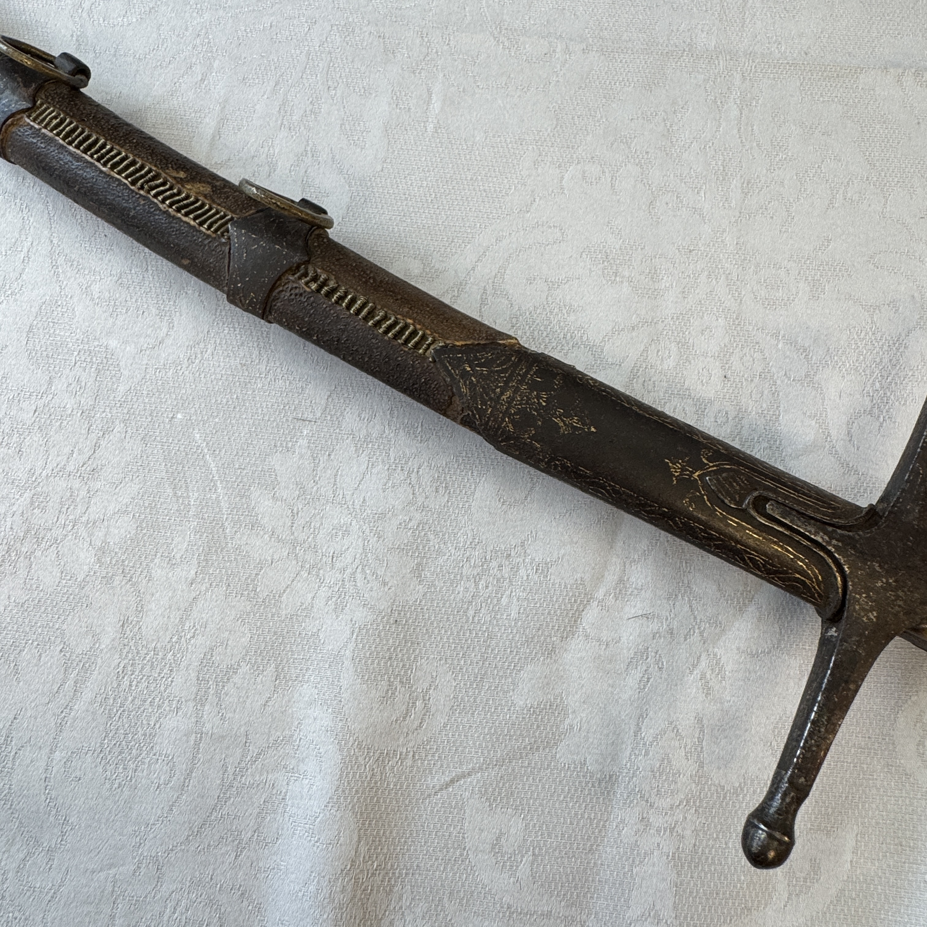 An Ottoman shamshir-type sabre with gilt-iron-mounted scabbard and horn hilt — 照片 3