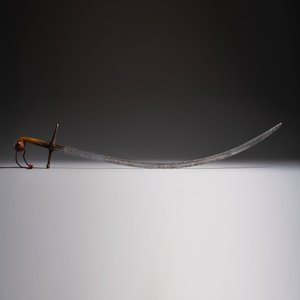 An Ottoman shamshir-type sabre with gilt-iron-mounted scabbard and horn hilt — 照片 4