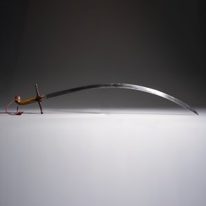 An Ottoman shamshir-type sabre with gilt-iron-mounted scabbard and horn hilt — 照片 5